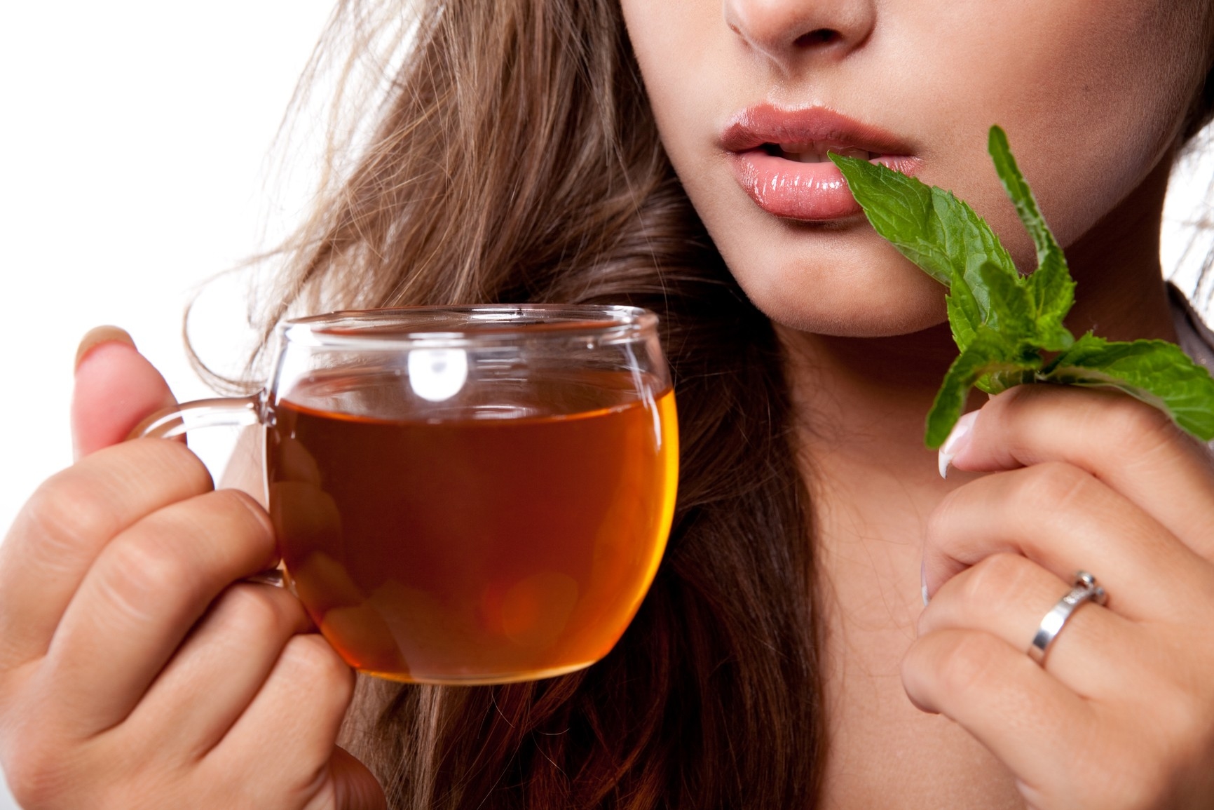 Пить чай с мелиссой. Девушка пьет зеленый чай. Женщина пьет чай с травами. Женщина пьет травяной чай. Настой.