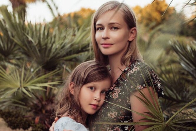
                            «Анна затмила маму!»: Юлия Пересильд с красавицей-дочерью позировали в Сочи
                        