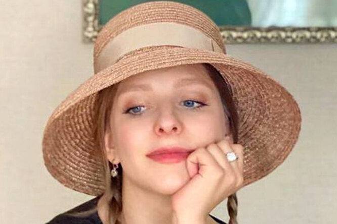
                            «Без макияжа миленькая»: Елизавета Арзамасова позировала в прозрачной кофточке
                        