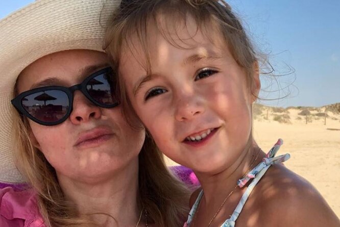 
                            «Ревнивая и хитрая!»: Анна Михалкова показала любимые фото 7-летней дочери
                        