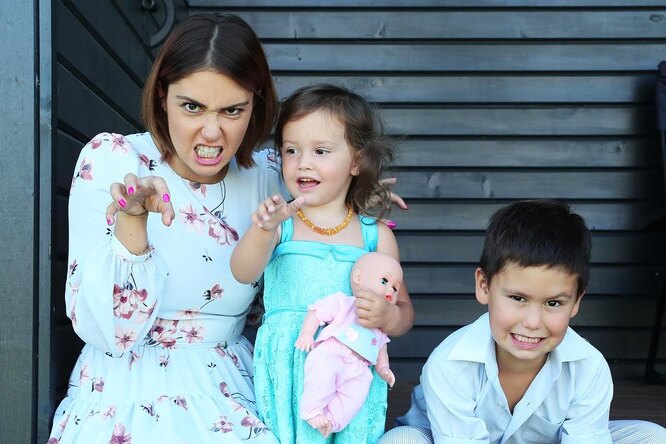 
                            «У меня не дети, а два психопата!»: Агата Муцениеце показала озорных дочь и сына
                        