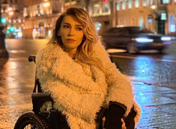Прикованную к инвалидной коляске Юлию Самойлову не пустили в магазин шуб