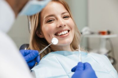 Профессиональная чистка зубов: обзор методик и их эффективность