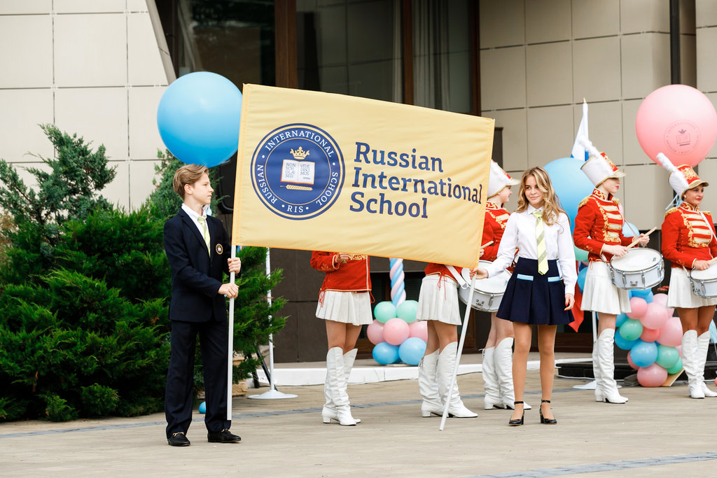 Школы москва обучение. Международная частная школа Russian International School Москва. Русская Международная школа в Барвихе. Российская Интернациональная школа в Барвихе. Школа в Барвихе Russian International School.