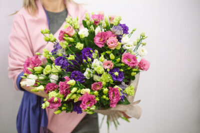Букеты с доставкой к 8 марта: какие цветы выбрать для коллег?
