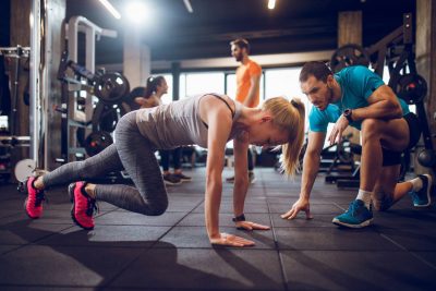 Групповые тренировки в фитнес-клубе: эффективны ли они?