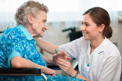Дома престарелых для больных Альцгеймером: услуги, лечение, преимущества