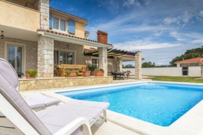 Советы по выбору недвижимости в Испании: рекомендации по поиску, осмотру, проверке документов и заключению сделки