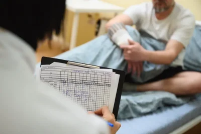 Терапевт на дом: когда нужен и как выбрать клинику