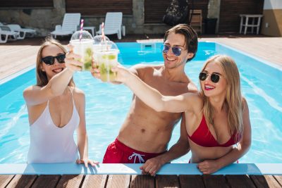 Корпоратив у бассейна на природе - преимущества и варианты